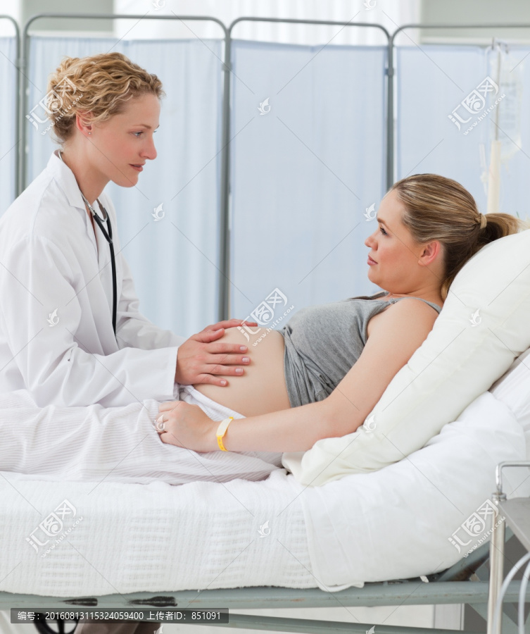 护士安抚怀孕的女人
