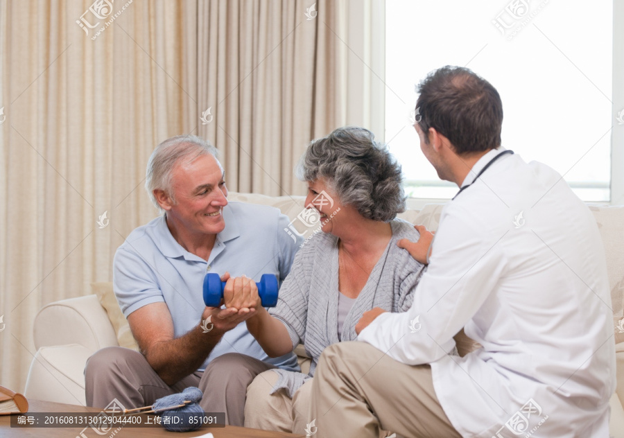 家庭医生在帮老人做手臂复健