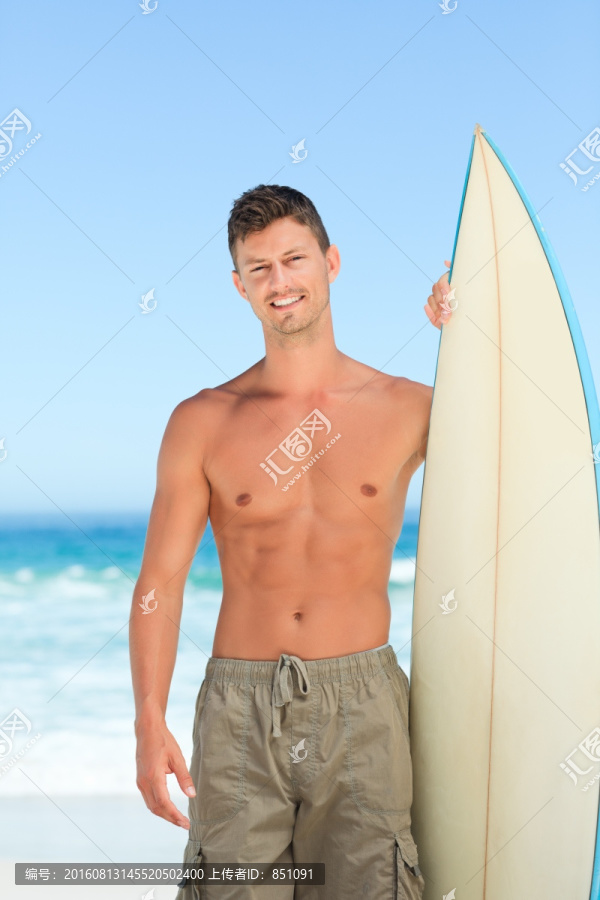 英俊的男子和冲浪板