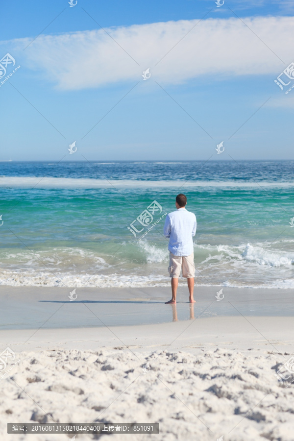 在海滩上散步的男人