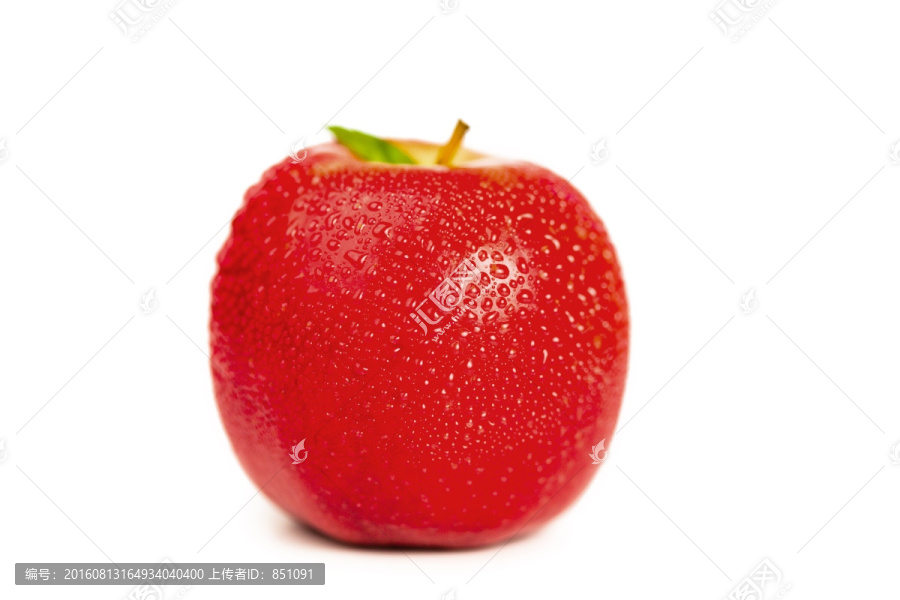 一个有叶子的湿的红苹果