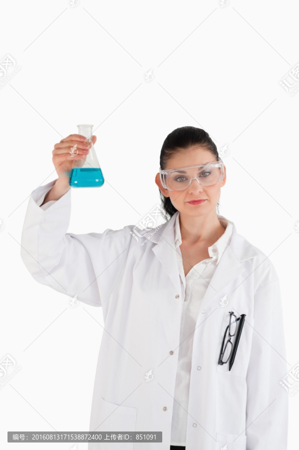 拿着蓝色溶液的黑发女科学家