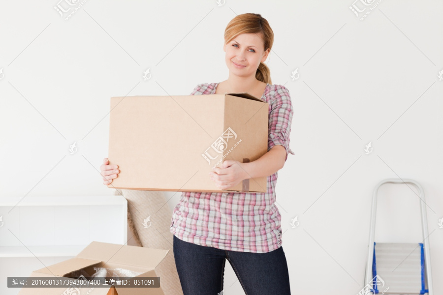 女人搬纸箱