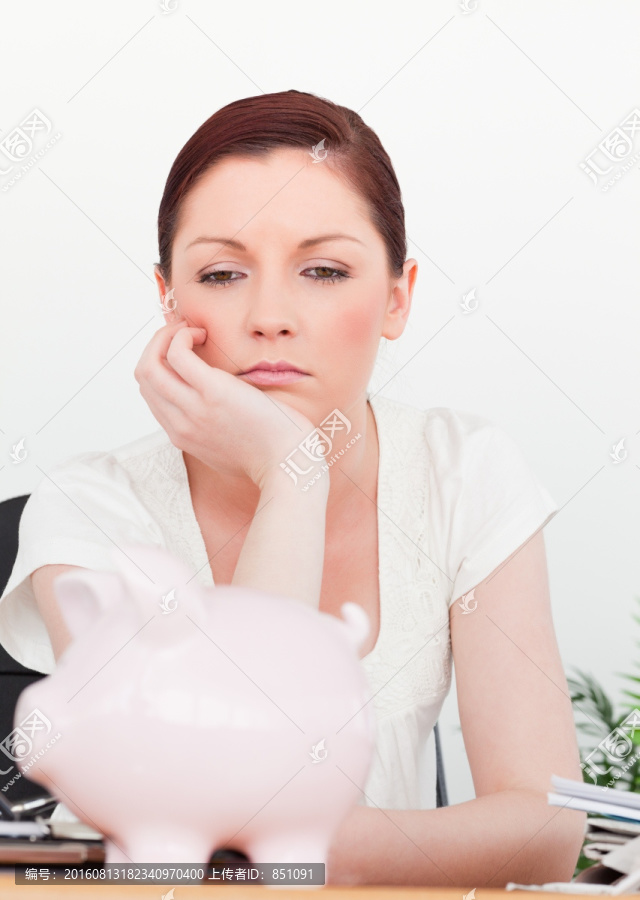 忧郁的女性坐在办公室里