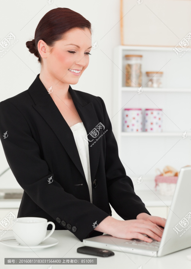 年轻女人在用笔记本电脑