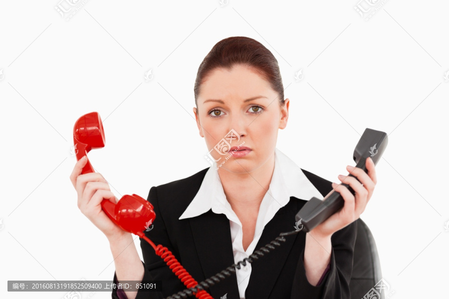 拿着黑红电话的女秘书