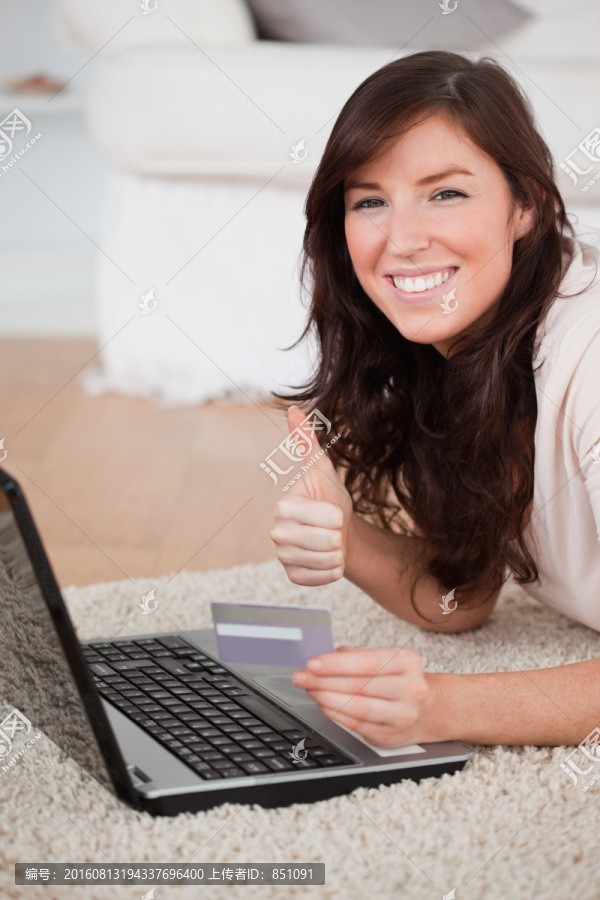 漂亮的女人在网上用信用卡