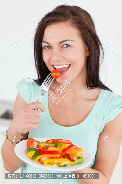 吃小番茄的女人