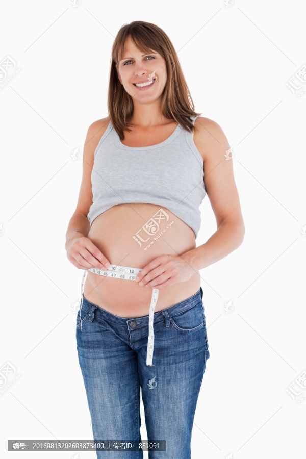 测量自己腰围的孕妇