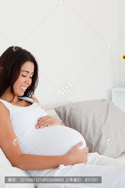 撫摸自己肚子的孕婦