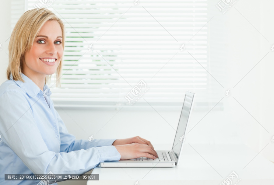女商人在用电脑工作