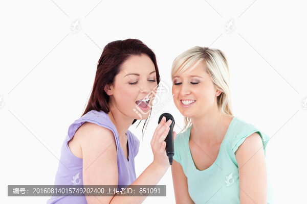 两个女人在唱歌