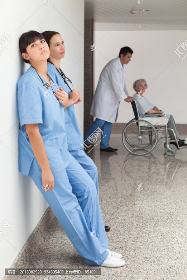 两名护士靠在墙上