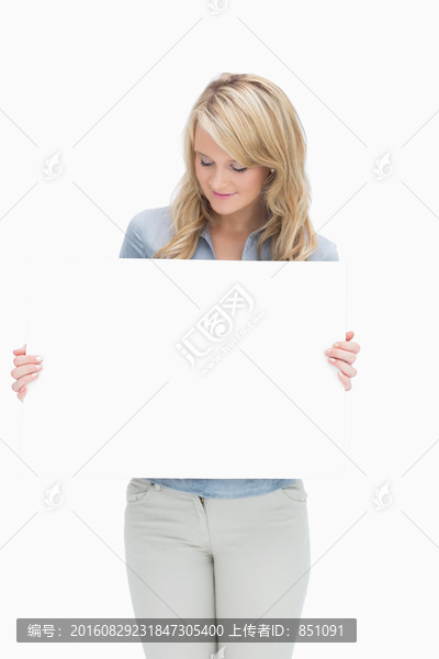 金發女人拿著一張白紙