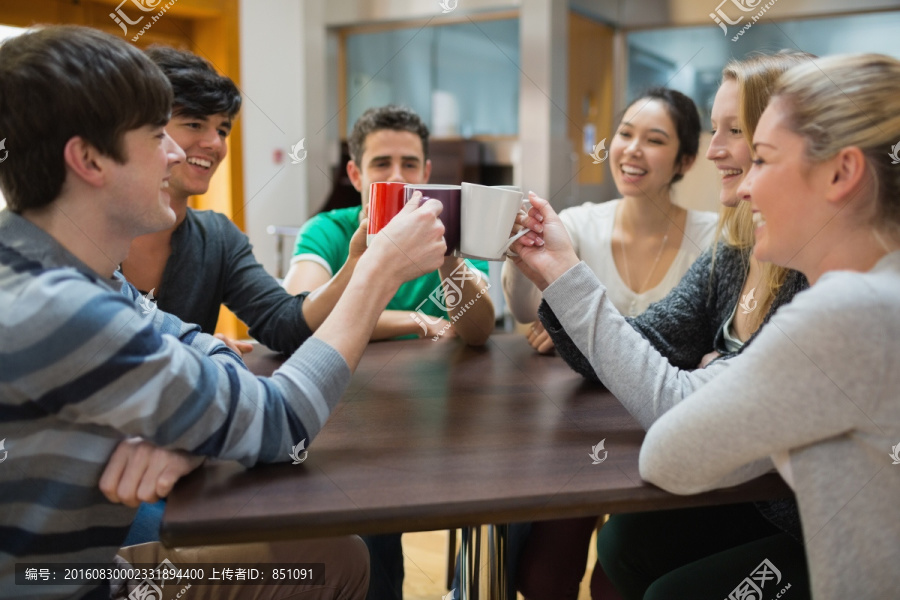 举杯庆祝的学生们