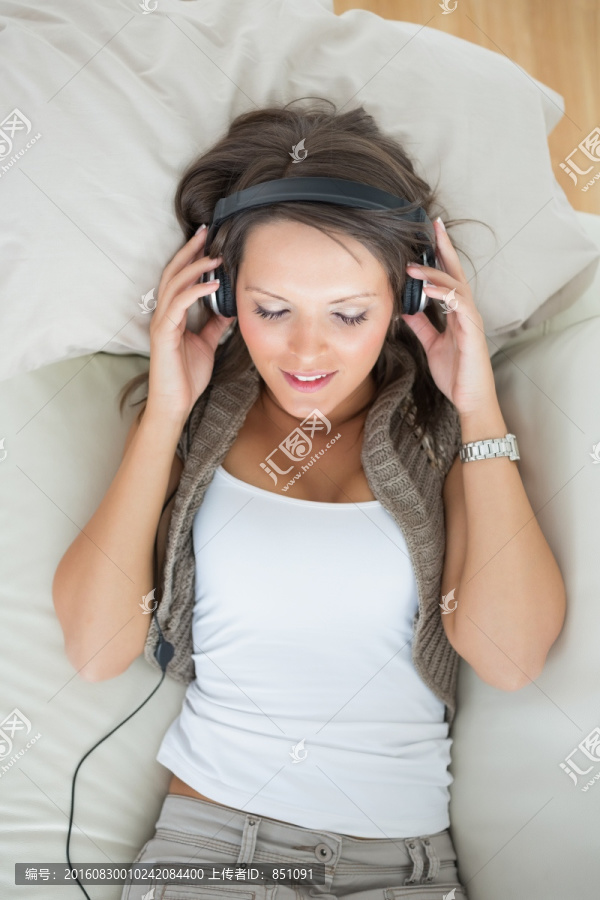 闭着眼睛听音乐的女人