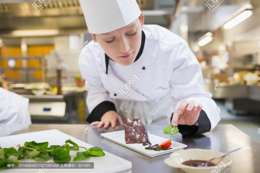 廚房里做蛋糕的廚師