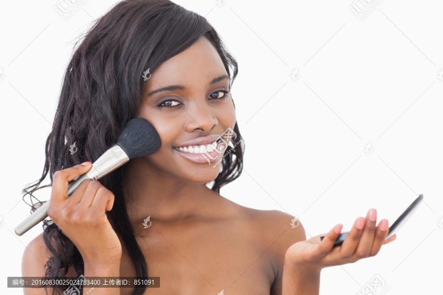 拿着化妆刷化妆的黑人美女