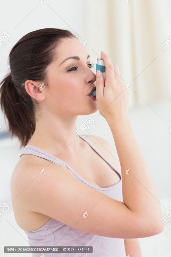 用哮喘吸入器的女人