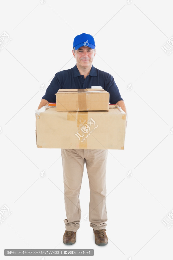 微笑的快递员抱着纸箱子