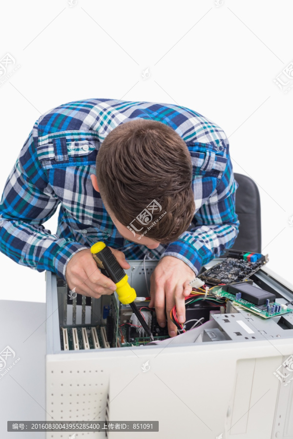 修理计算机元件的工程师