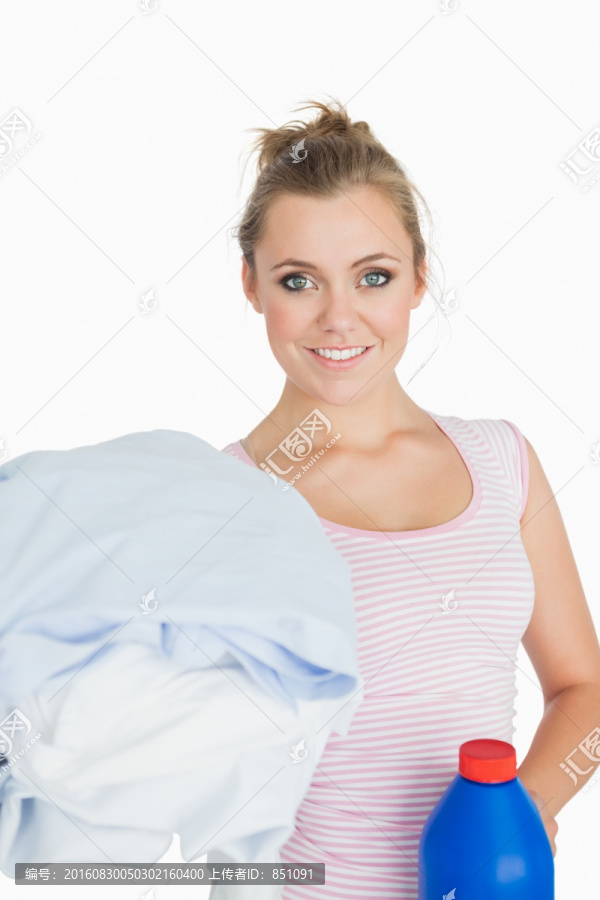 女人拿着洗衣液去洗衣服
