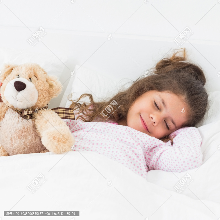 躺在床上幸福的小女孩