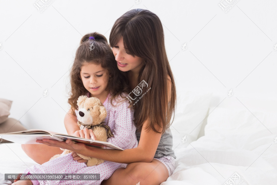 母女在床上一起阅读