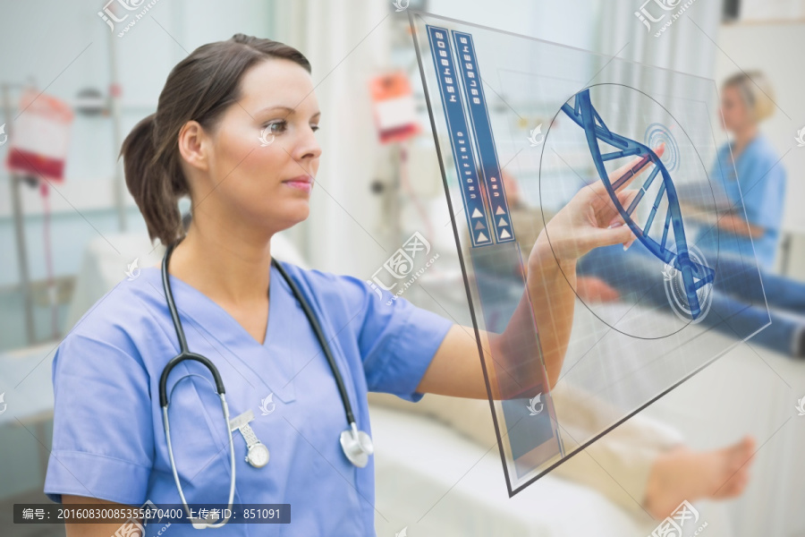 醫(yī)生在病房研究觸摸屏上的DNA