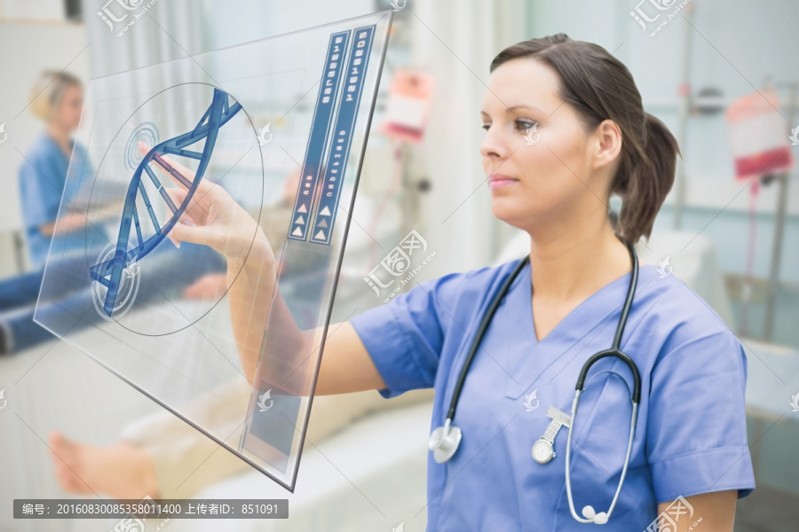 醫(yī)生在病房研究觸摸屏上的DNA