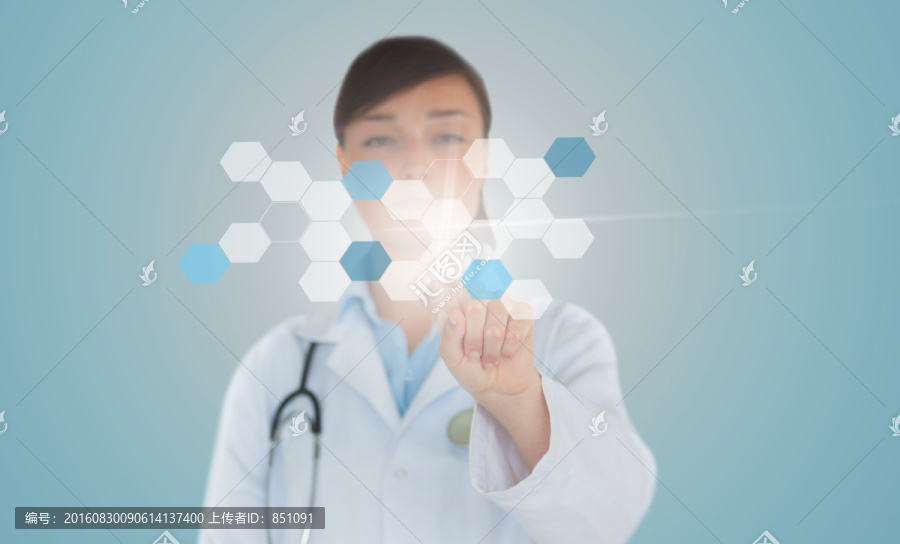女性用手指觸摸蜂巢結(jié)構(gòu)的圖形