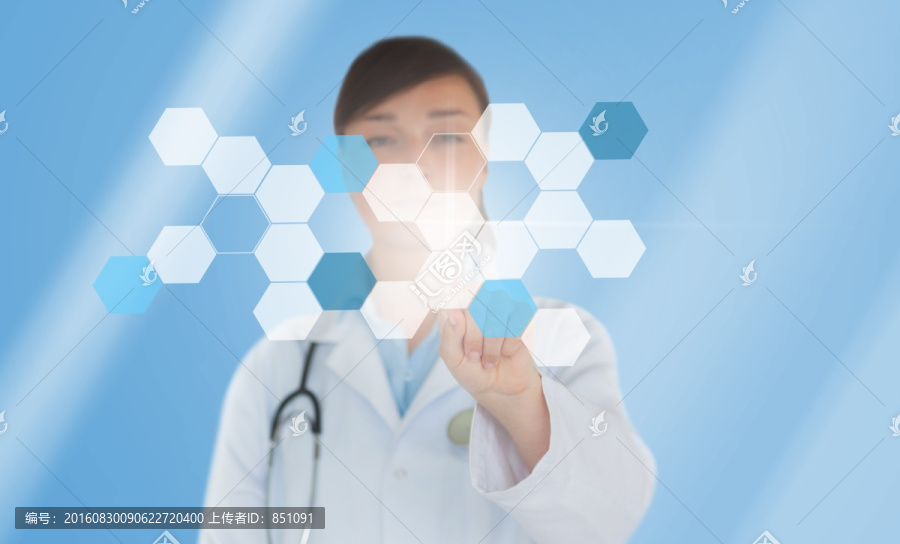 女性用手指觸摸蜂巢結構的圖形
