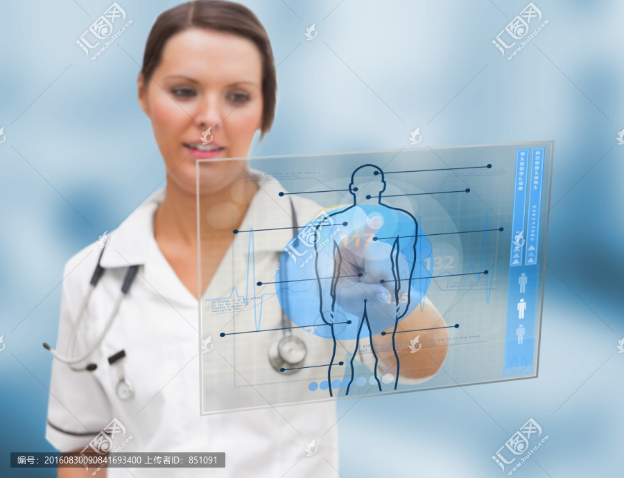 医生查看医疗接口上的人体全身图