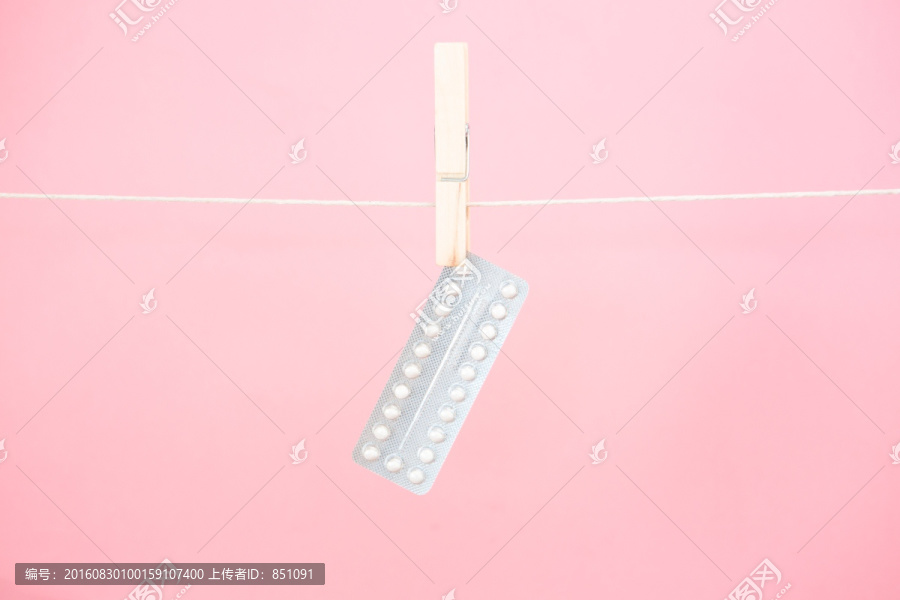 粉红背景下的避孕丸泡罩包装
