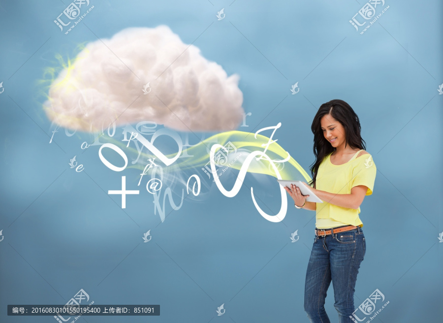 女孩的电脑与云计算相连接