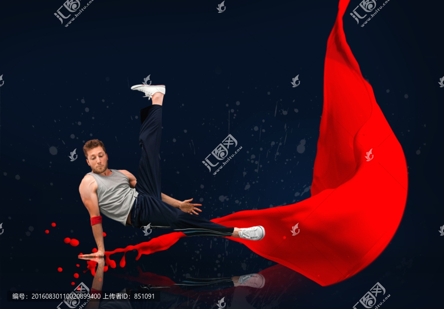 黑色背景前單手撐地的舞者