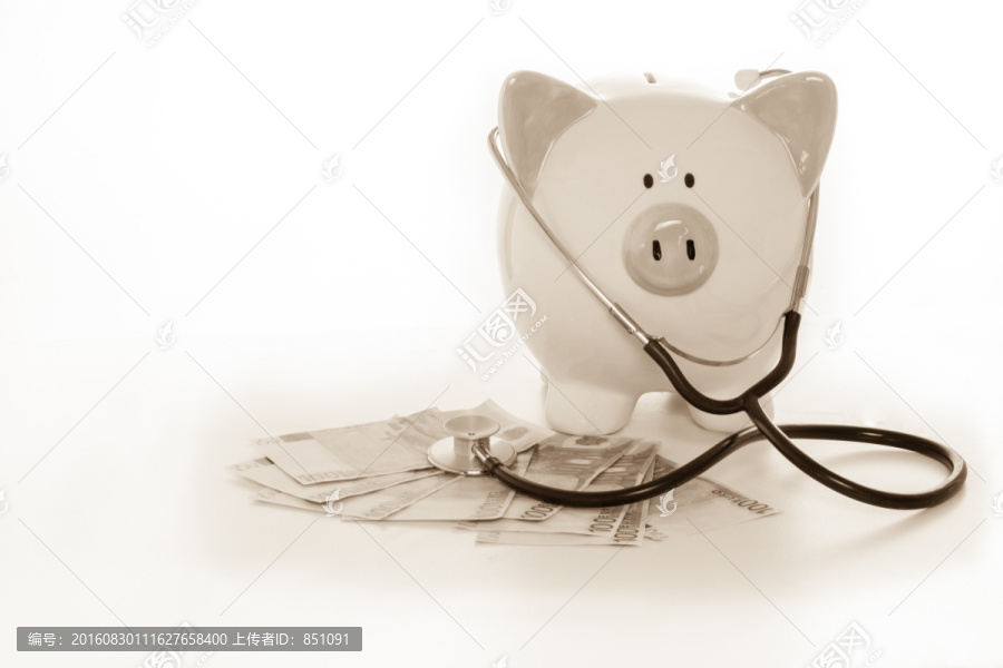 小猪存钱罐和听诊器的合照