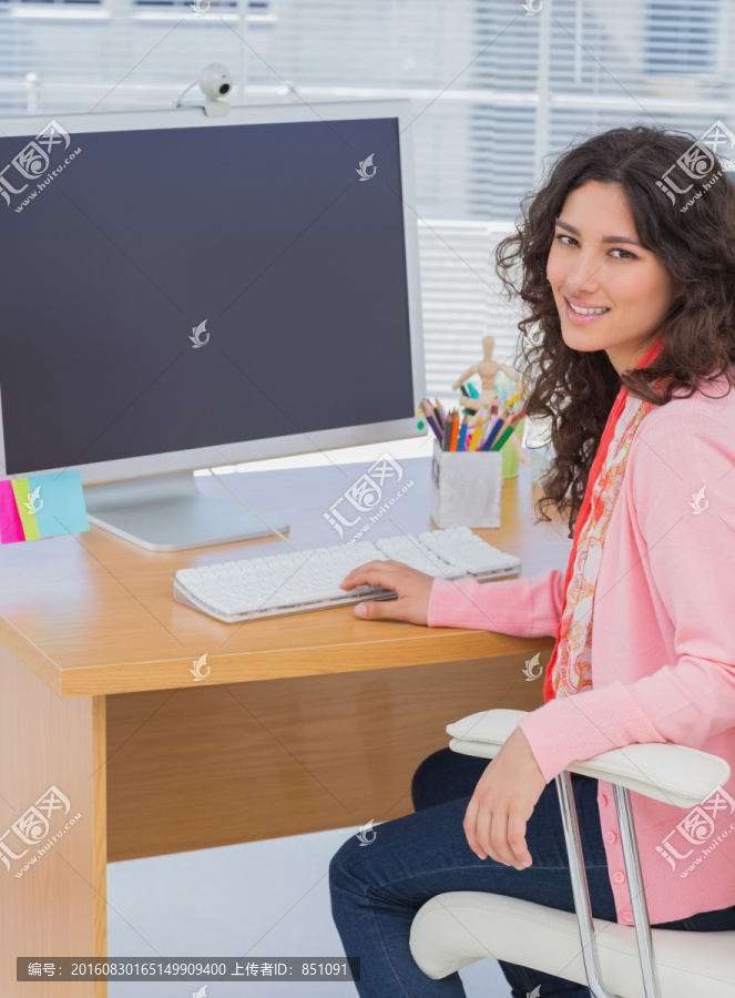 在电脑前工作的女设计师