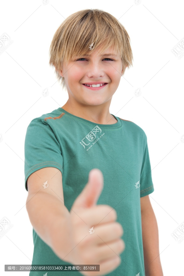 快乐的小男孩竖起大拇指