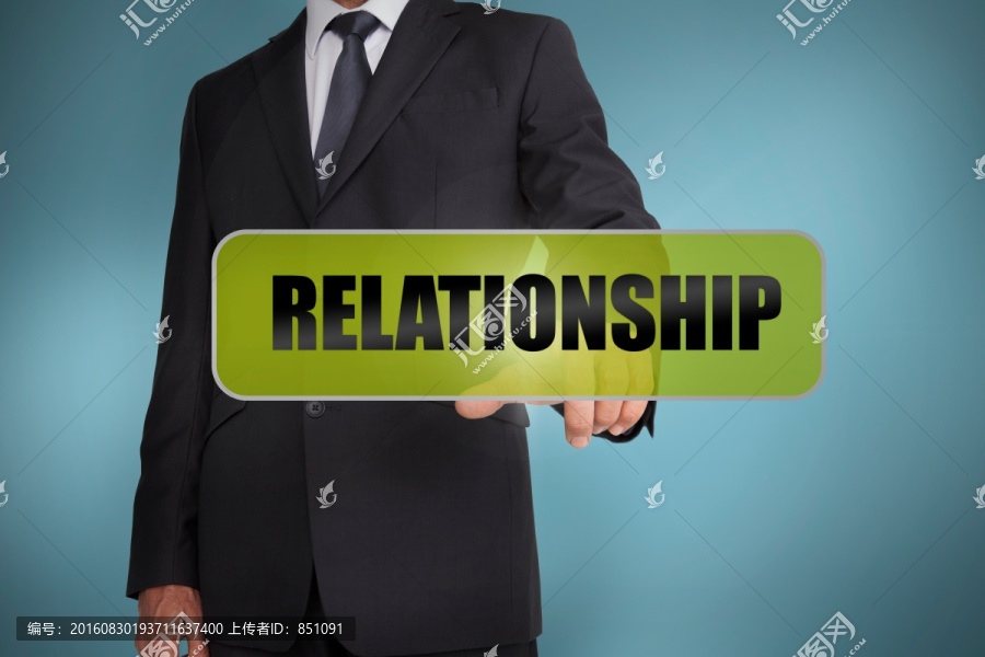 商人觸摸標(biāo)簽上寫的字