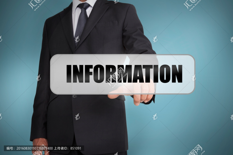 商人觸摸標(biāo)簽上寫的字
