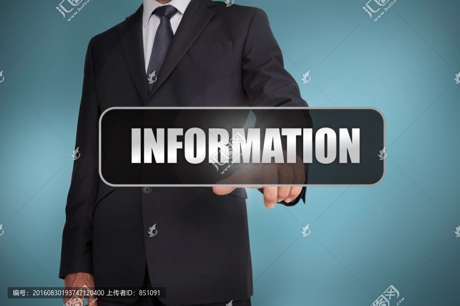 商人觸摸標(biāo)簽上寫的字