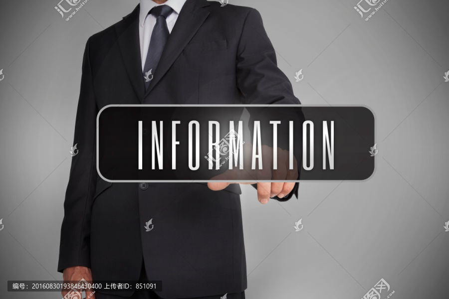 商人觸摸標(biāo)簽上寫的字