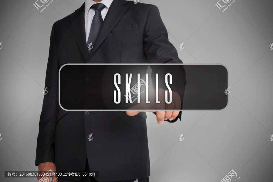 商人觸摸標簽上寫的字