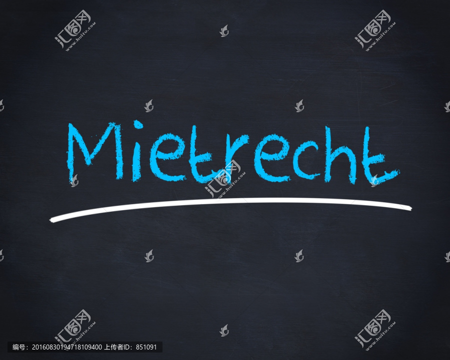 手拿著粉筆寫(xiě)