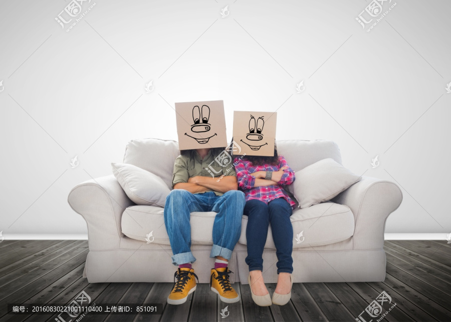 夫婦戴著滑稽的盒子在他們的頭上