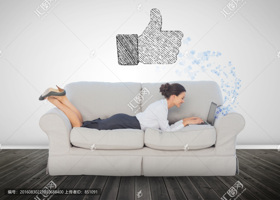 趴在沙發(fā)上用電腦的女人