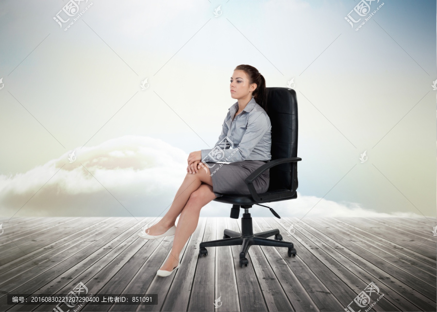 女人坐在椅子上