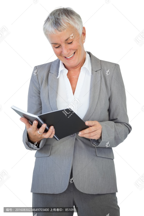 微笑的女商人阅读记事本