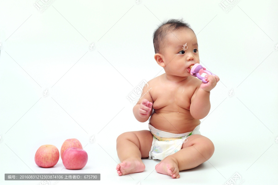 胖胖婴儿坐着啃食苹果汁